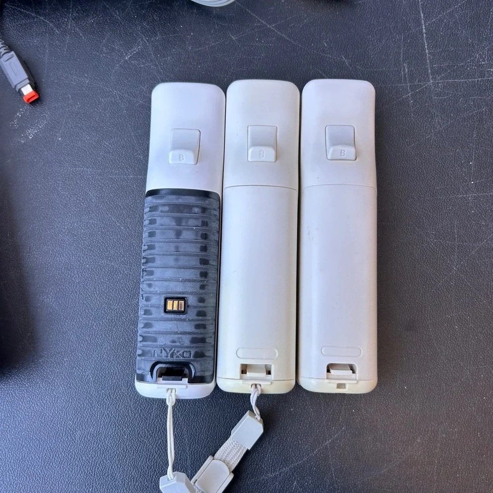 Nintendo Wii RVL-001 Console Bundle 3 Games 4 Remotes LEGO Indiana Jones I Spy
